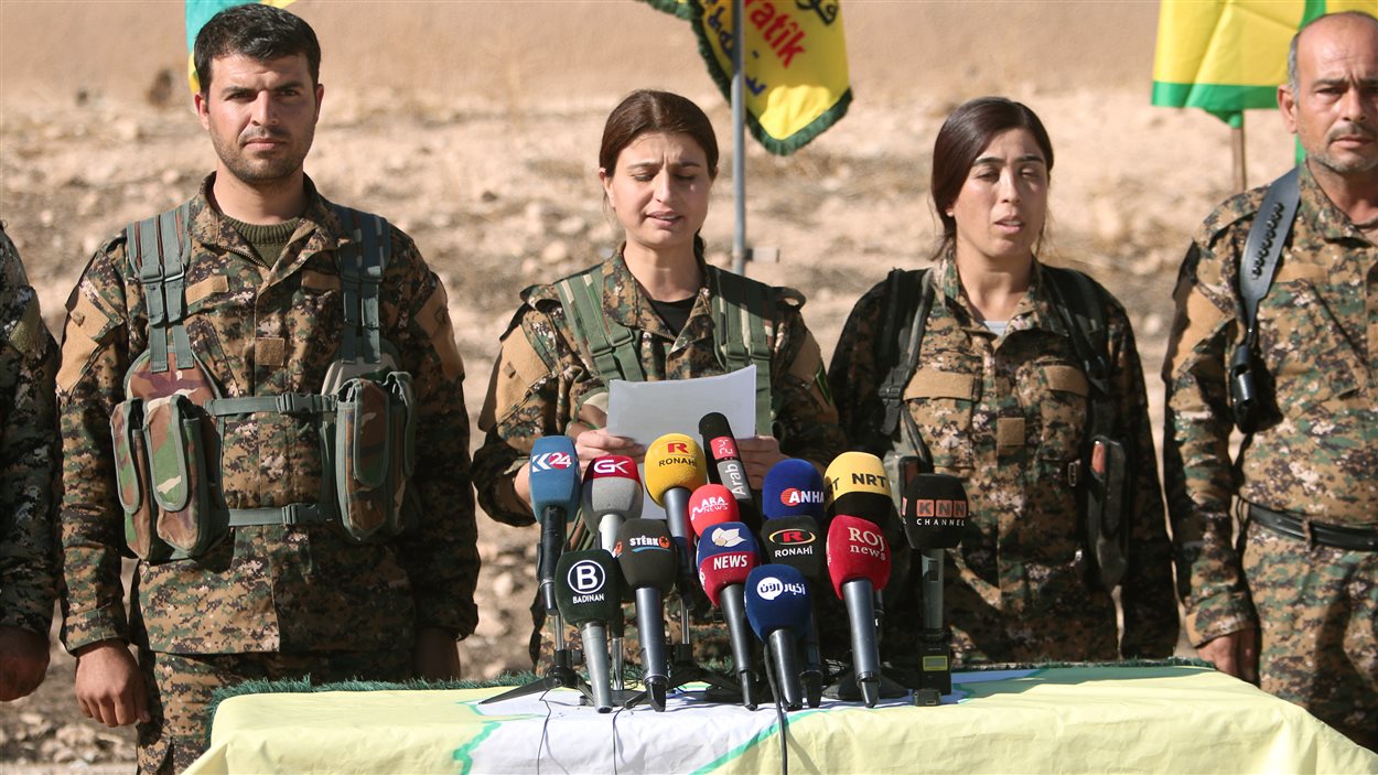 Des membres des FDS en conférence de presse, à quelques heures du lancement de l'offensive sur Raqqa, en Syrie