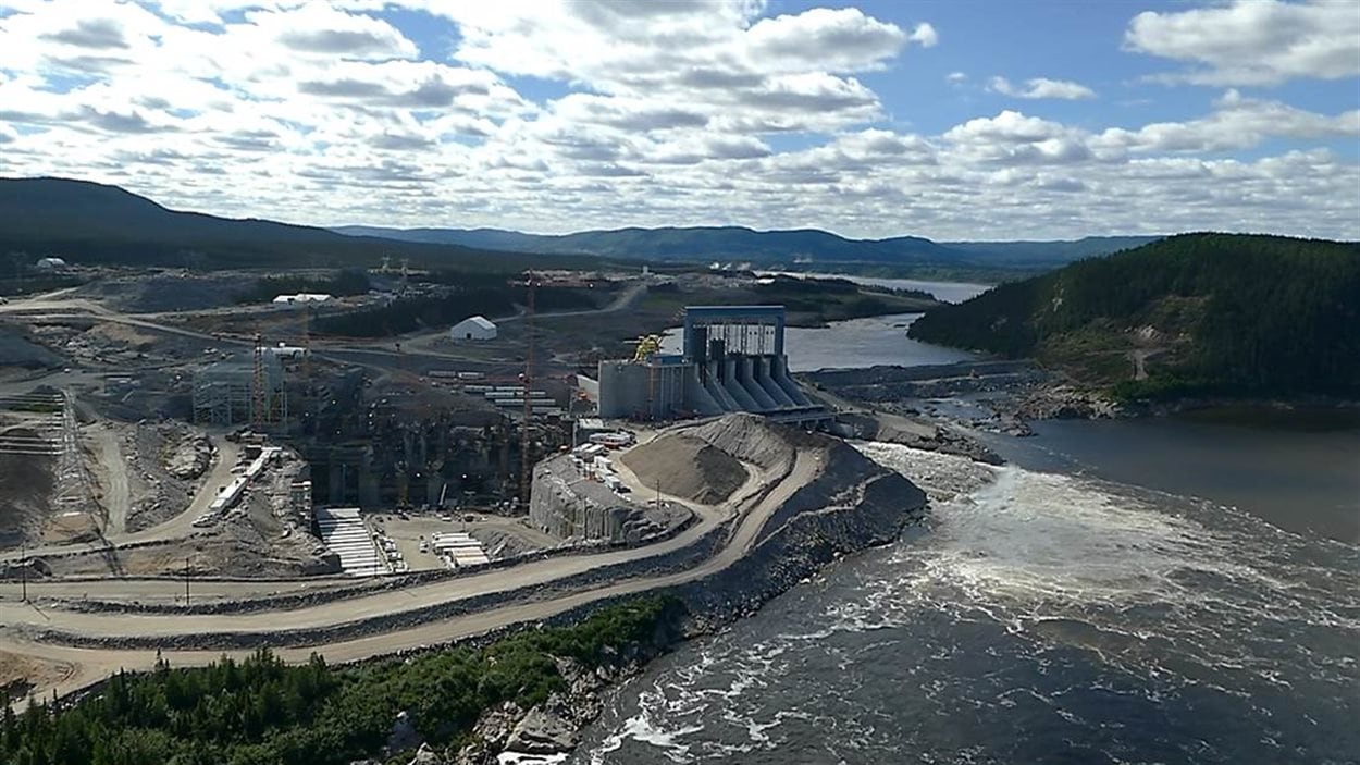 Chantier de construction à côté du fleuve Churchill