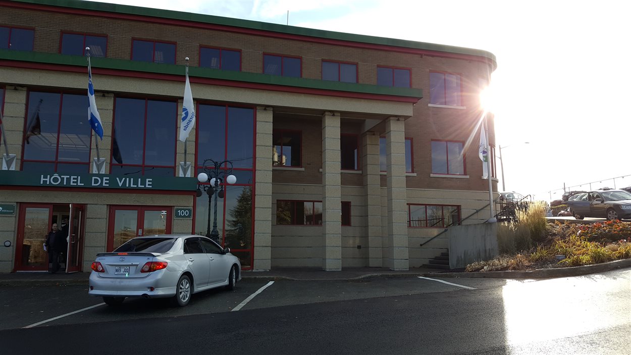 Décès de Roger Caouette drapeau en berne à l'hôtel de ville de Rouyn