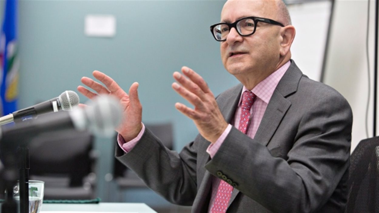 Le vérificateur général de l'Alberta, Merwan Saher critique l'accès compliqué au programme AISH pour les personnes souffrantes d'un lourd handicap.