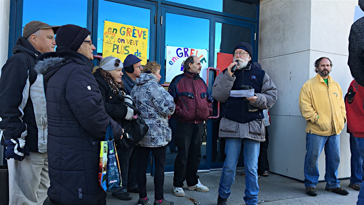 Une manifestation devant le 22, rue Belvédère Nord à Sherbrooke