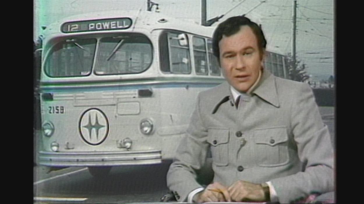 L'animateur du premier téléjournal Édition Pacifique Jacques Bernard lors de la première diffusion de l'émission le 8 novembre 1976.