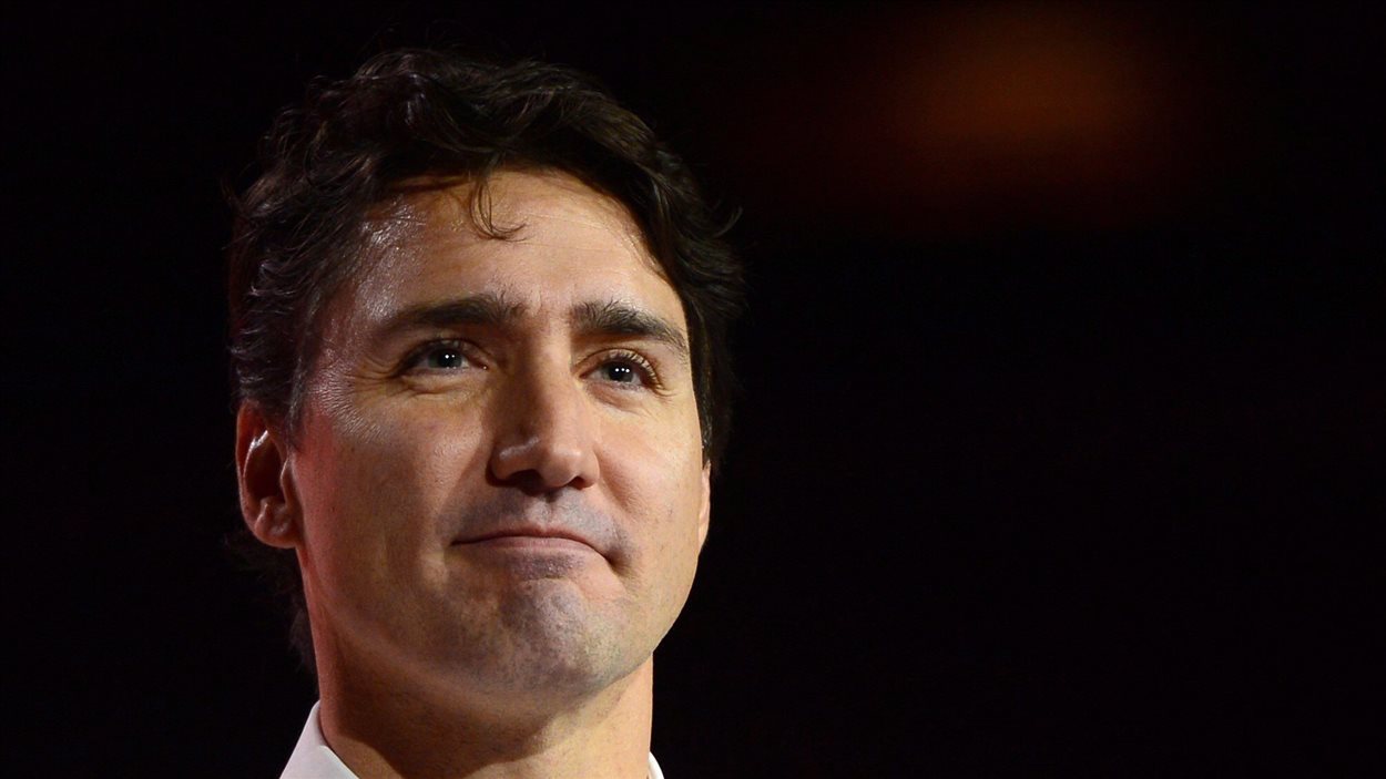 Le premier ministre du Canada, Justin Trudeau, devant une assemblée composée de jeunes Canadiens, au lendemain de la victoire de Donald Trump