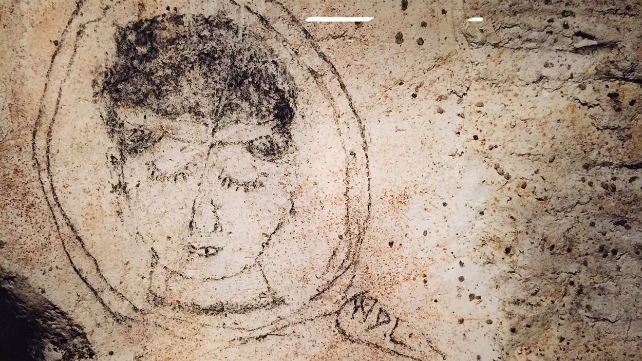 Le visage d'une femme gravé dans la pierre