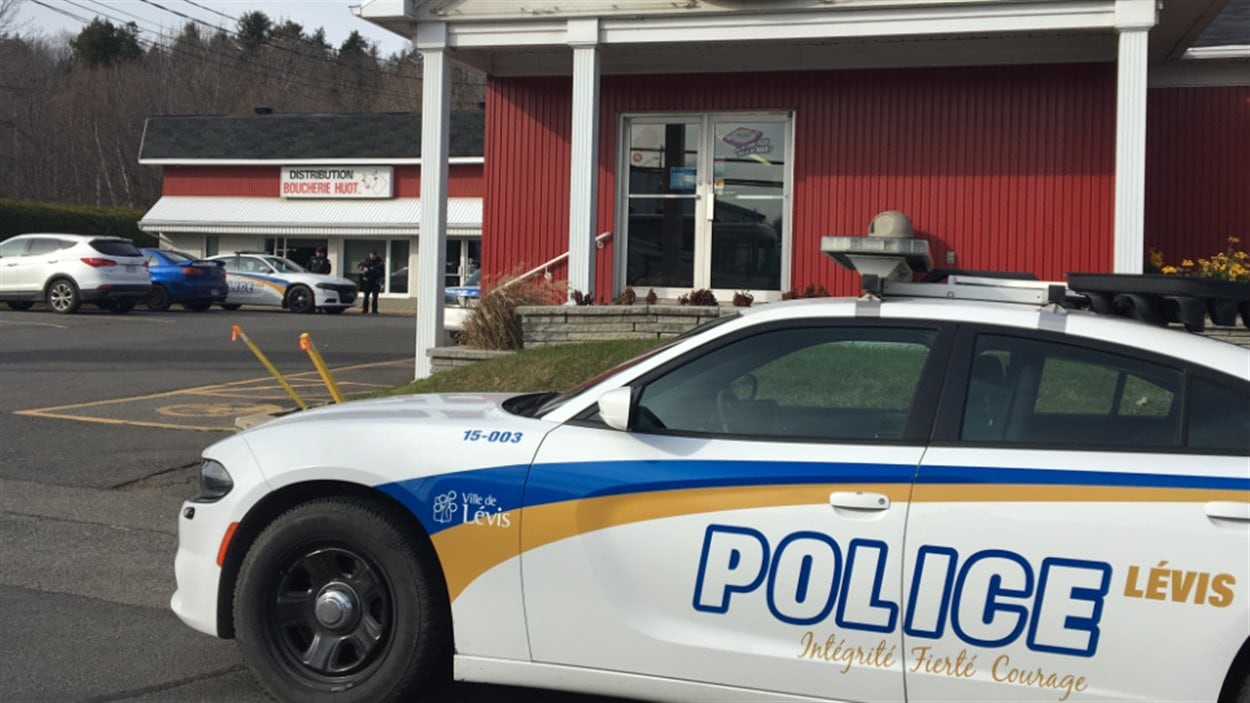 Les policiers ont rencontré plusieurs témoins de l'accident.