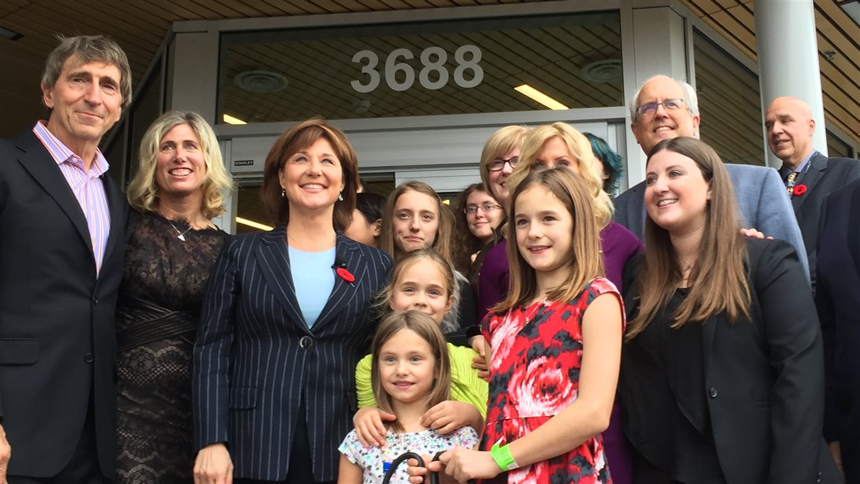 Christy Clark lors de l'inauguration à Richmond du GoodLife Fitness Family Autism Hub.