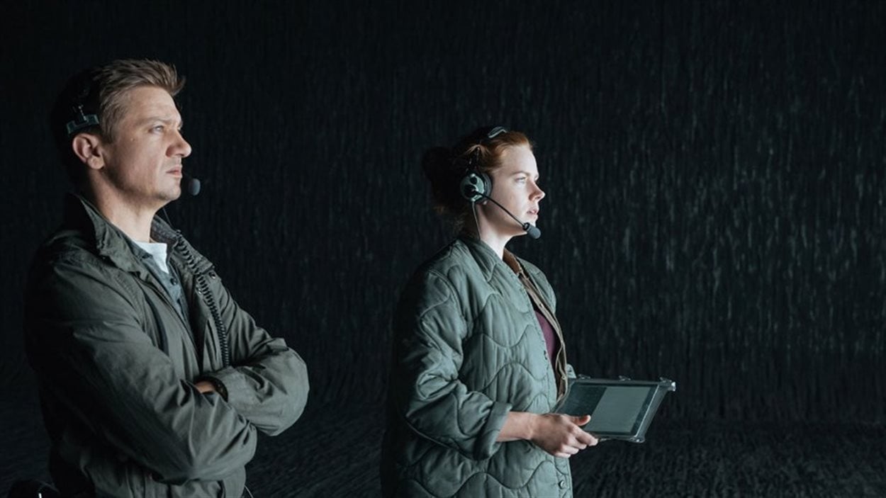 Jeremy Renner et Amy Adams dans une scène de « Arrival »