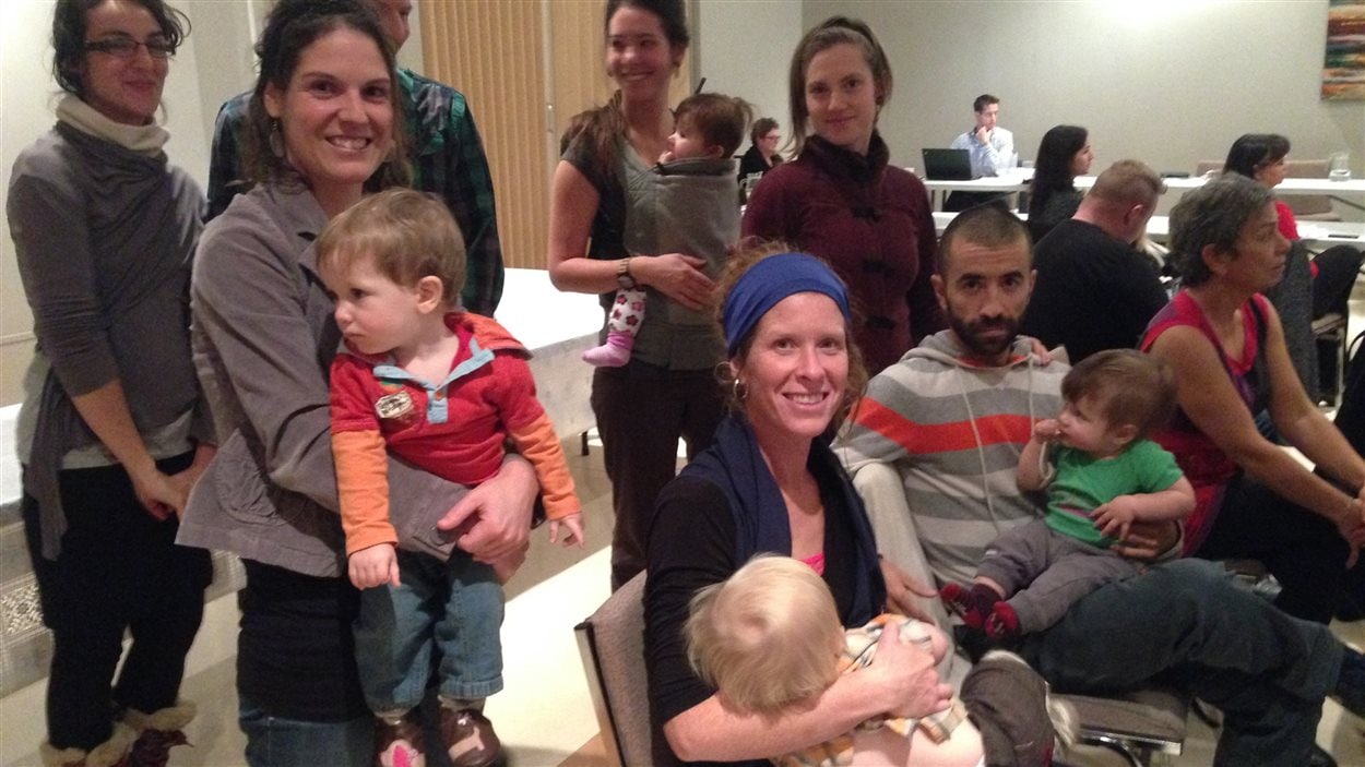 Des parents et leurs petits sont venus appuyer les revendications du collectif Accès Sages-femmes lors du conseil d'administration du CISSS de la Gaspésie.