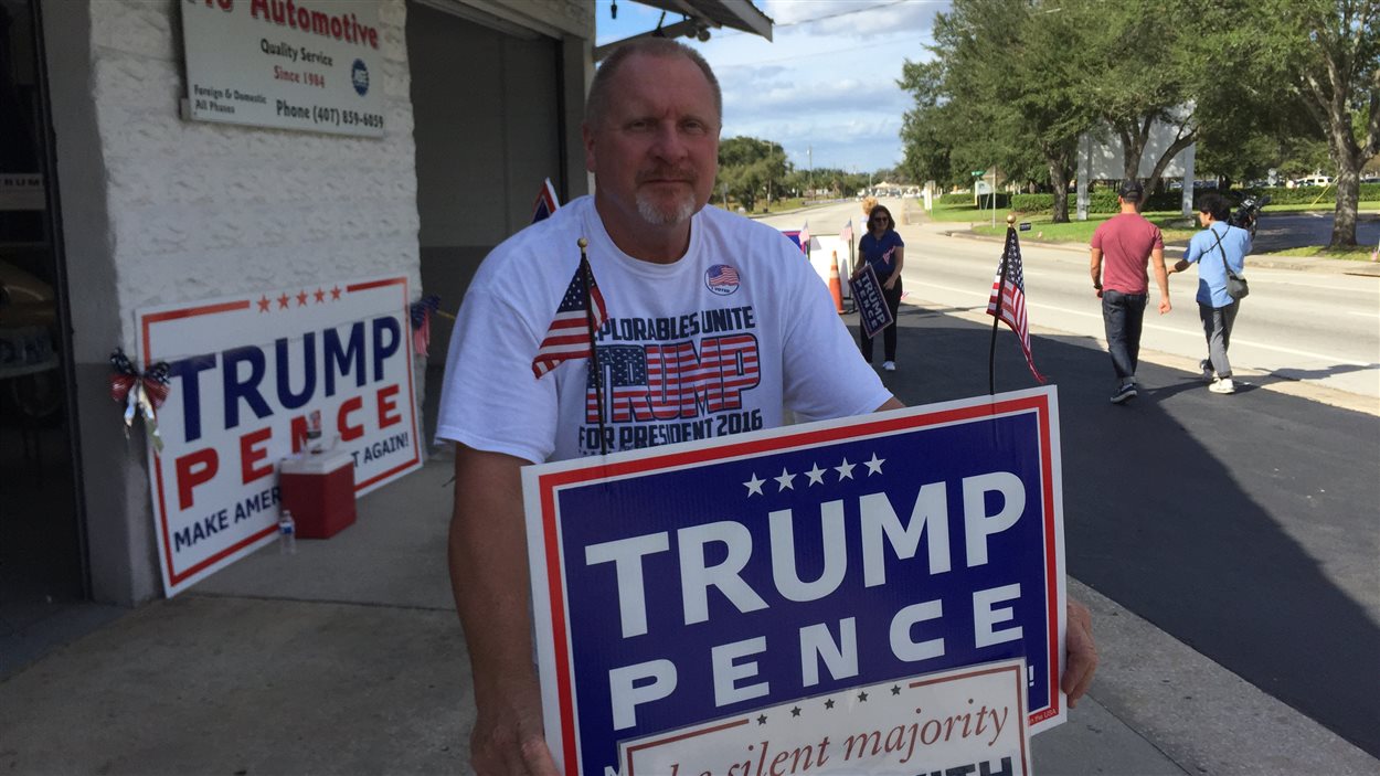 Un homme tient des pancartes pro-Trump