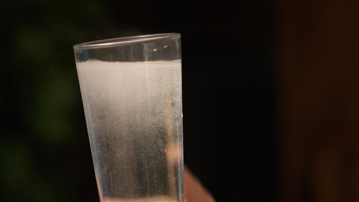 Un verre d'eau brouillée