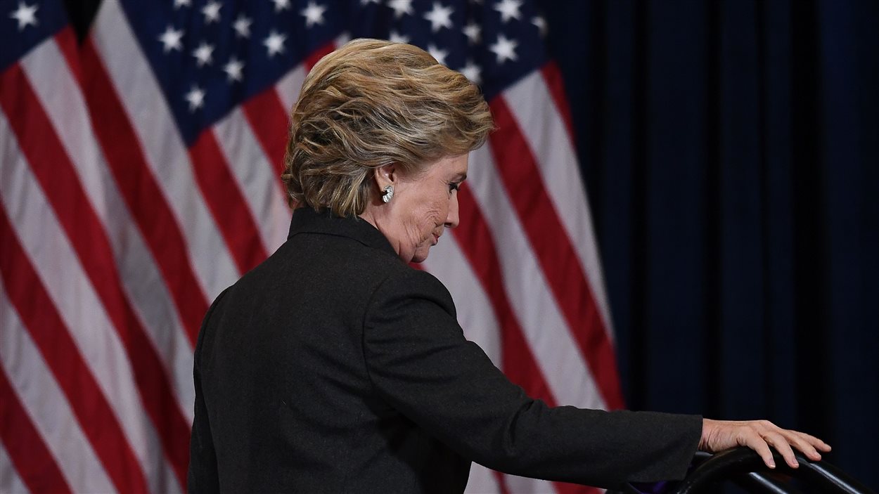 Hillary Clinton quitte la scène après son discours de défaite, le 9 novembre 2016.
