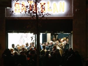 Les gens quittent la salle de concert du Bataclan après le concert de Sting, samedi soir.