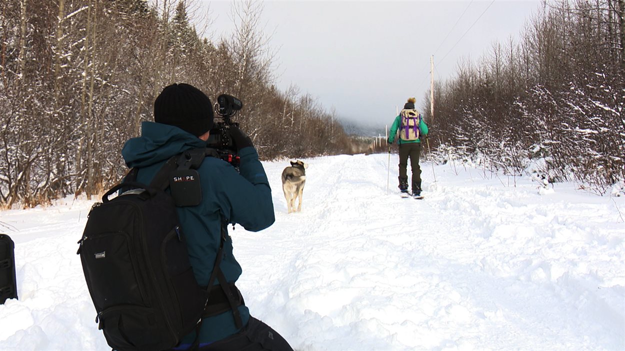 Le directeur photo de Beside, Julien Robert, en plein tournage avec Christine Bérubé et son chien Laska