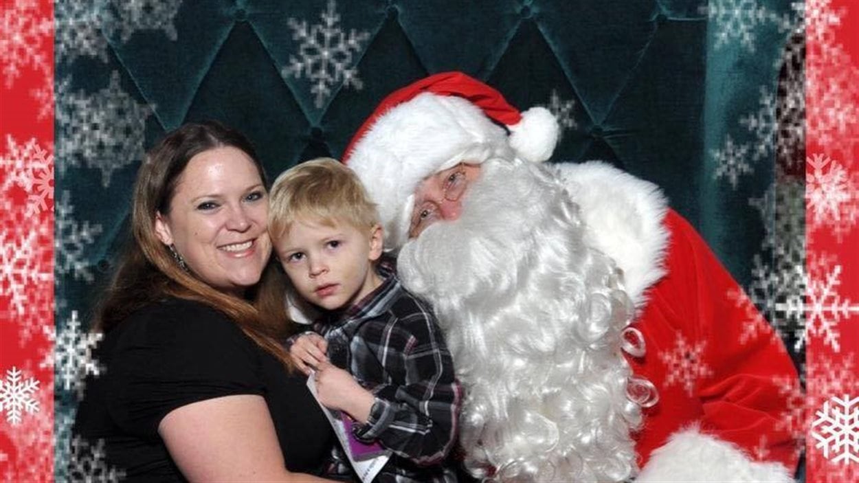 Un enfant autiste rencontre le Père-Noël à la Place Champlain.