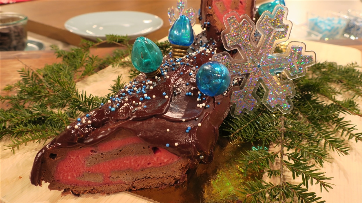 Une bûche de Noël avec un glaçage au chocolat
