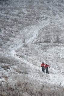 冬天在山道上骑宽胎自行车是别样的挑战