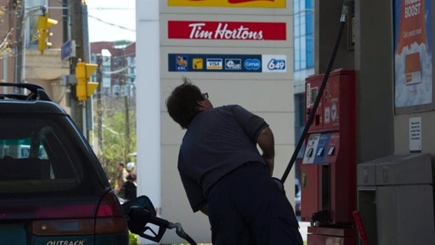 加拿大许多省份居民每次加油都要付碳排放税