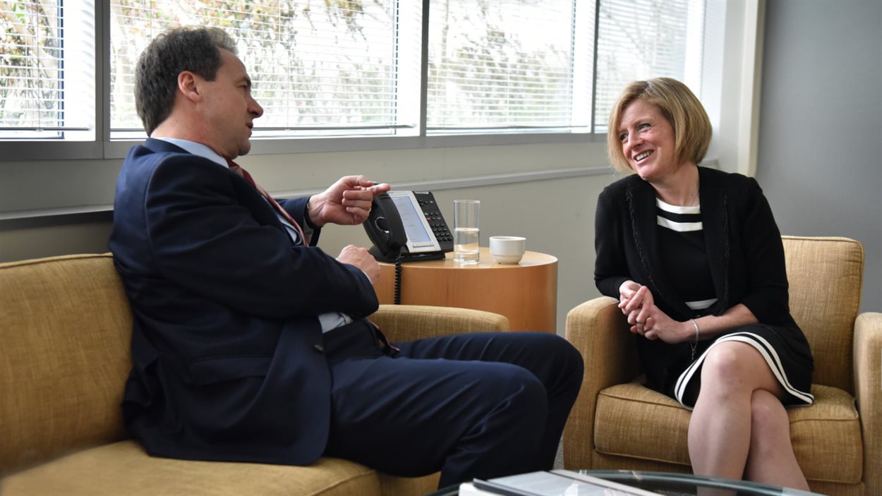 La première ministre albertaine Rachel Notley parle commerce avec le gouverneur démocrate du Montana Steve Bullock à Washington.