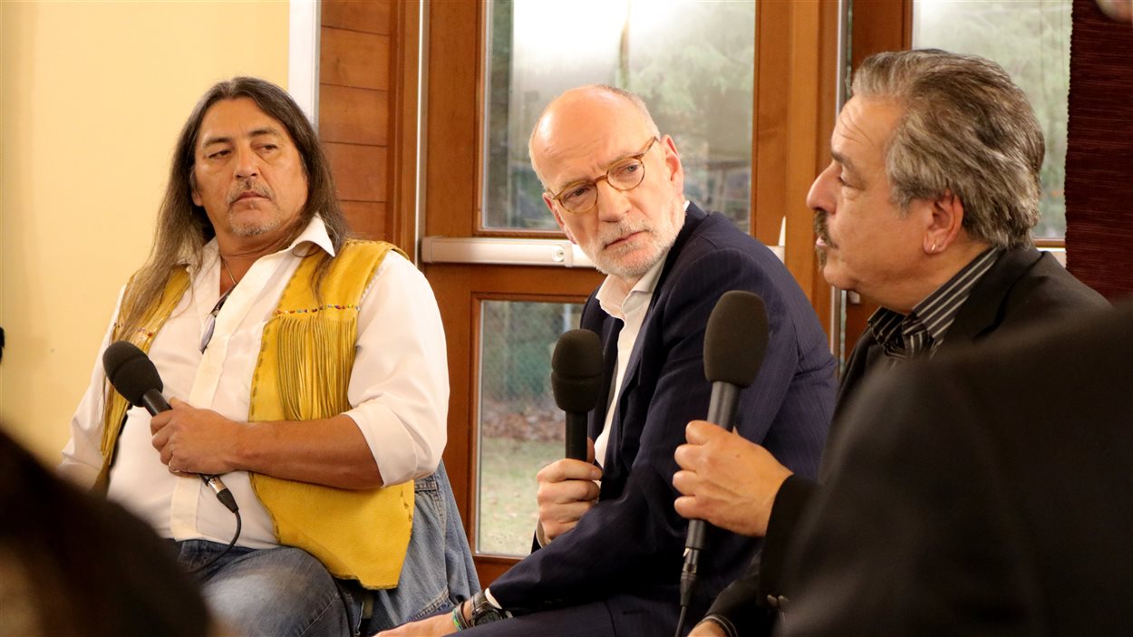 Le grand chef de Kanesatake Serge Simon, le président-directeur général de CBC/Radio-Canada Hubert Lacroix et le rédacteur en chef d'Espaces autochtones Soleïman Mellali.