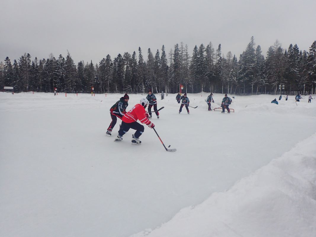 Retomber en enfance grâce au tournoi international de hockey sur étang