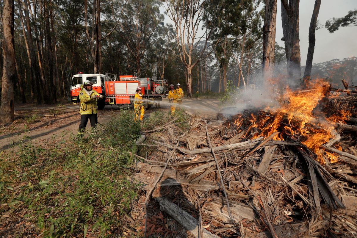 En Nouvelle-Galles du Sud, les habitants ont été appelés à quitter les lieux sans plus tarder tandis que les pompiers se préparent à une recrudescence des feux.