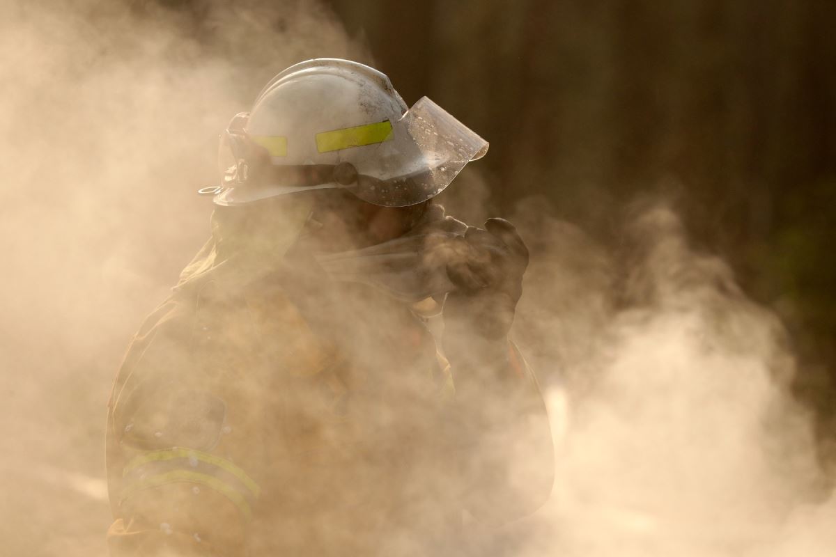 Un pompier combattant les flammes près de Bendalong, en Nouvelle-Galles du Sud.
