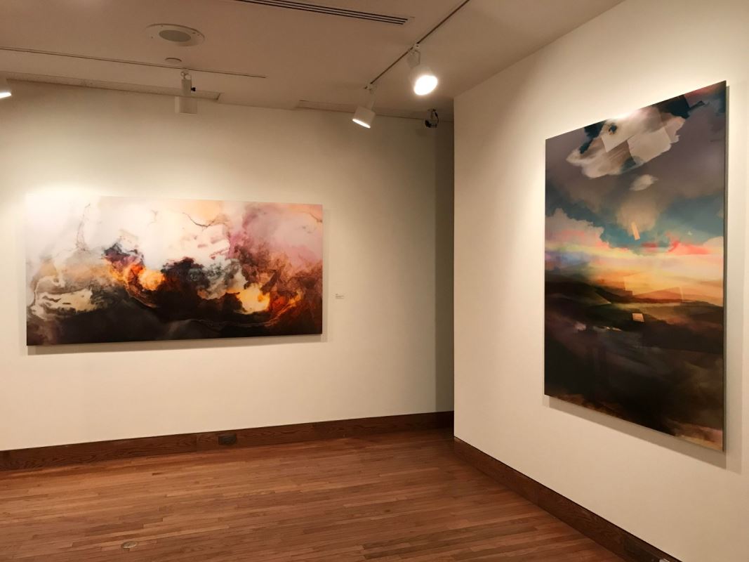 Deux des œuvres abstraites d'Etienne Saint-Amant accrochées dans un coin du Musée.