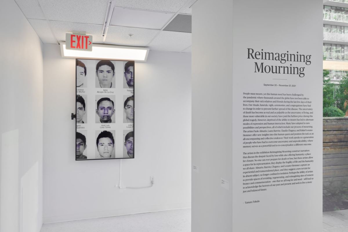 Entrada de la exposición a un lado de la videoinstalación de Rafael Lozano-Hemmer "Level of confidence" que evoca la muerte y desaparición de 43 estudiantes de la normal de Ayotzinapa en México.