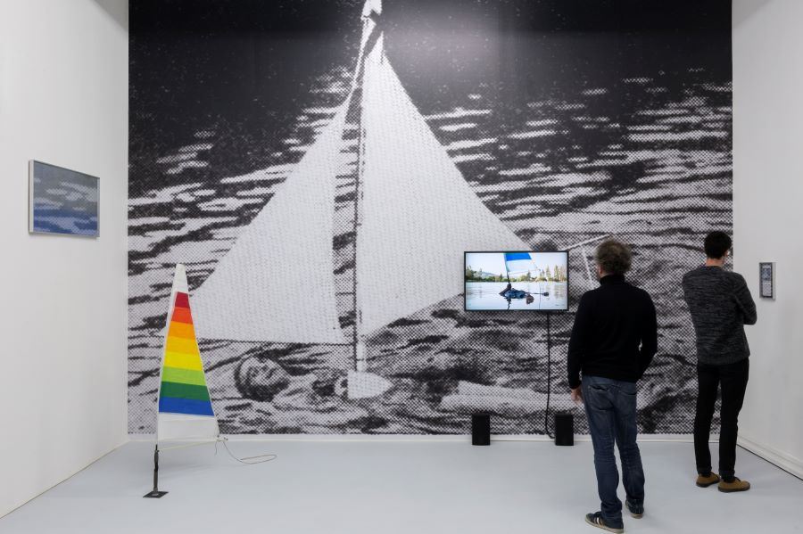 Foto de la exposición Mundial, 2017, Grand Café de Saint-Nazaire, Francia. Enrique Ramírez, Proyecto el intento de un mar, 2017, instalación, dimensiones variables.