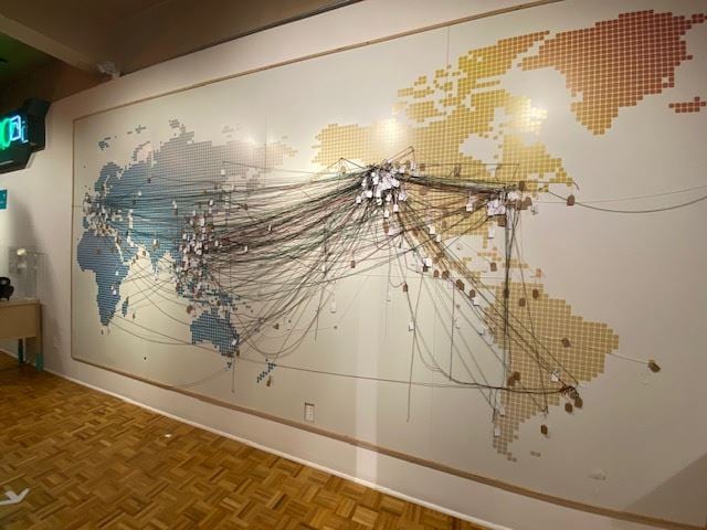 展览中的互动环节《你从哪里来》，观众可以写下标签，钉在地图上。