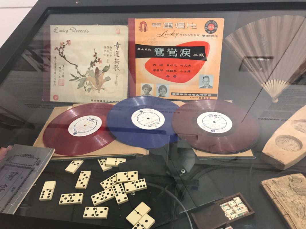 唱片与麻将，华裔移民娱乐的方式。