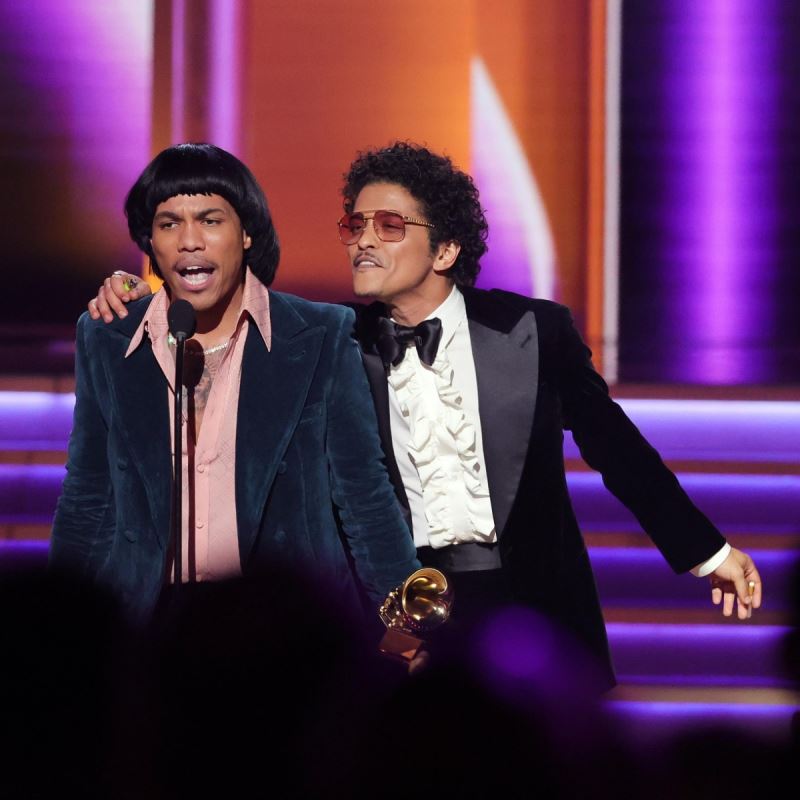 Les musiciens Bruno Mars et Anderson .Paak acceptent un prix Grammy.