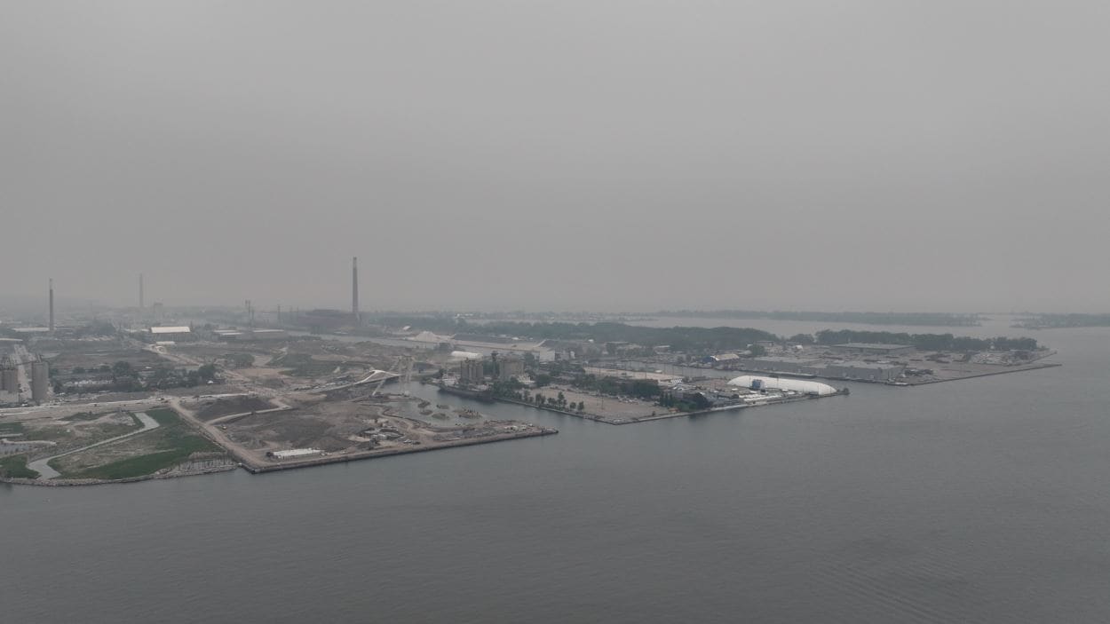 Les Portlands de Toronto sous le smog.
