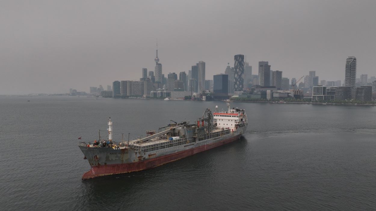 Un navire avec le centre-ville de Toronto en arriêre plan.