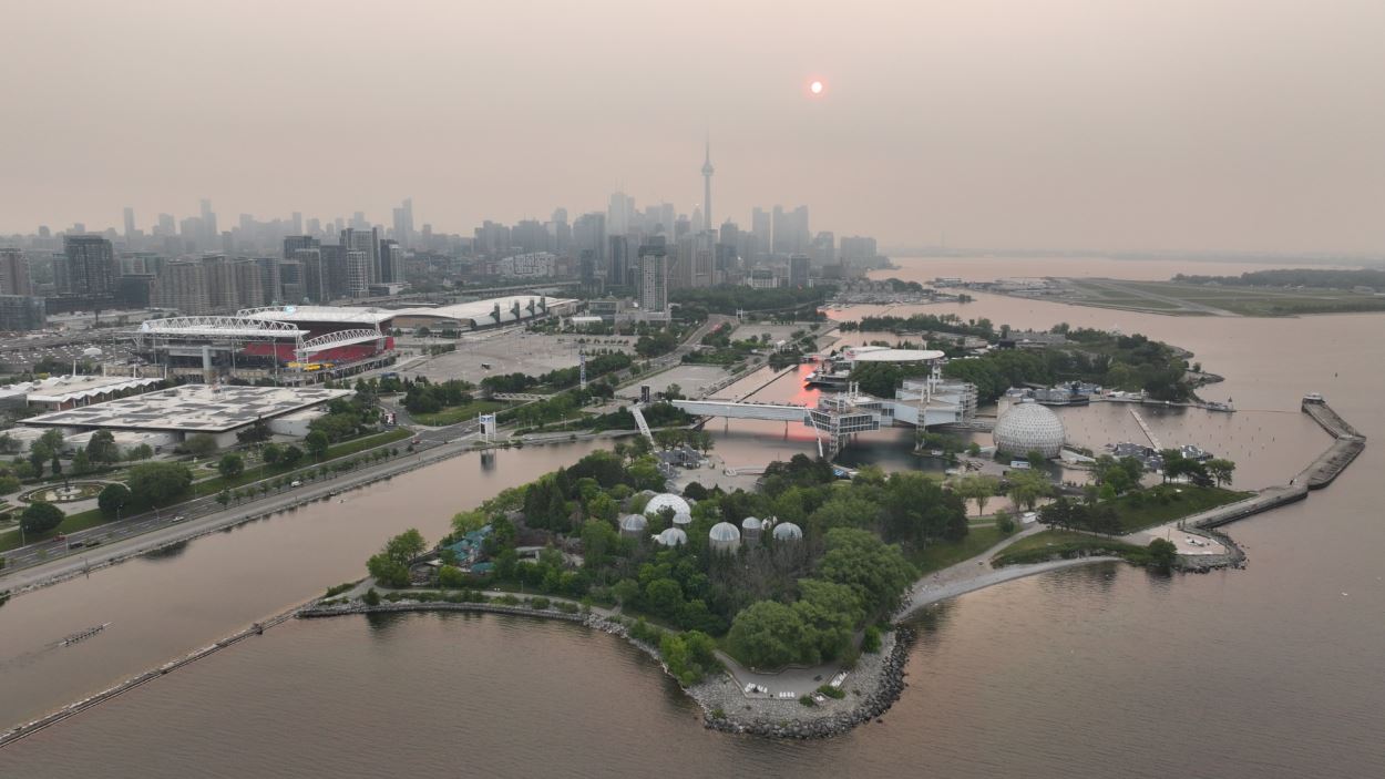 Le centre-ville de Toronto sous une couche de smog photographier de la Place de l’Ontario. 
