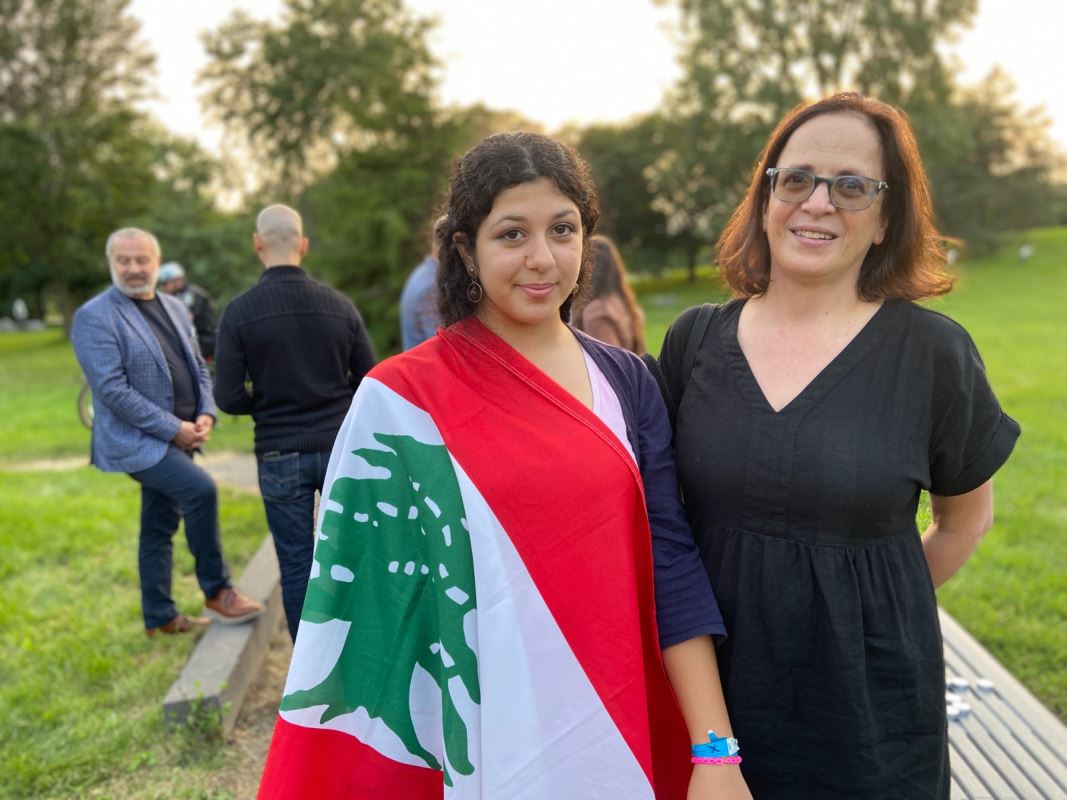 Une femme et une fille portant le drapeau libanais.