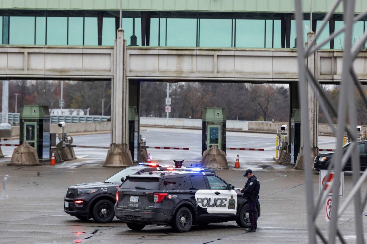 Deux voitures de la police de Niagara bloquent l'accès au pont Rainbow du côté canadien