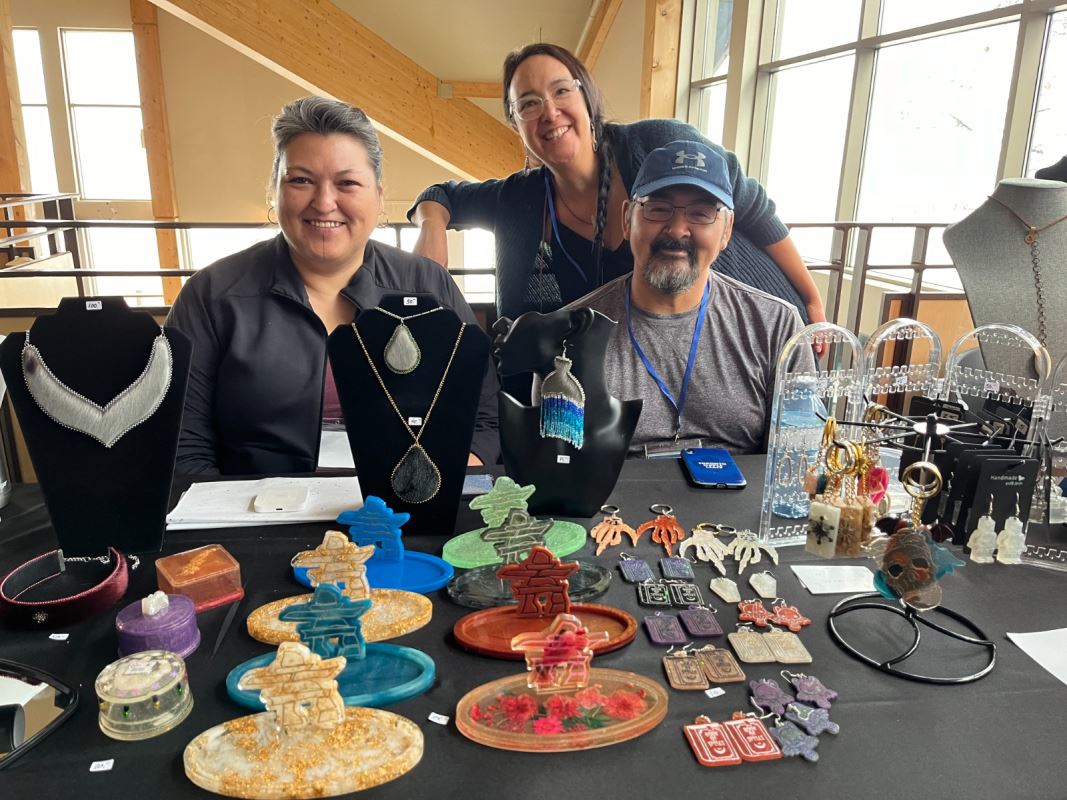Lydia Etok, une artiste originaire de Kangiqsualujjuaq au Nunavik qui vit à Montréal, est venue présenter ses créations. Elle est accompagnée de son cousin et de sa cousine, eux aussi artisans.