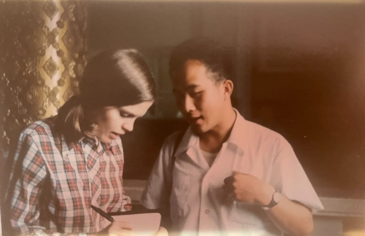 1979年，玛格丽特.麦凯格-约翰斯顿（左）第一次前往中国，考察文革后的中国大学。在大连，与Pai Anlin在一起。