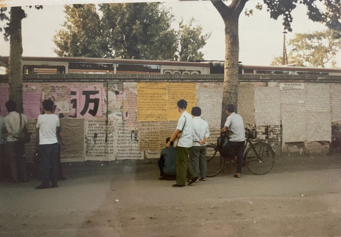 1979年，玛格丽特.麦凯格-约翰斯顿第一次前往中国，拍摄西单民主墙。
