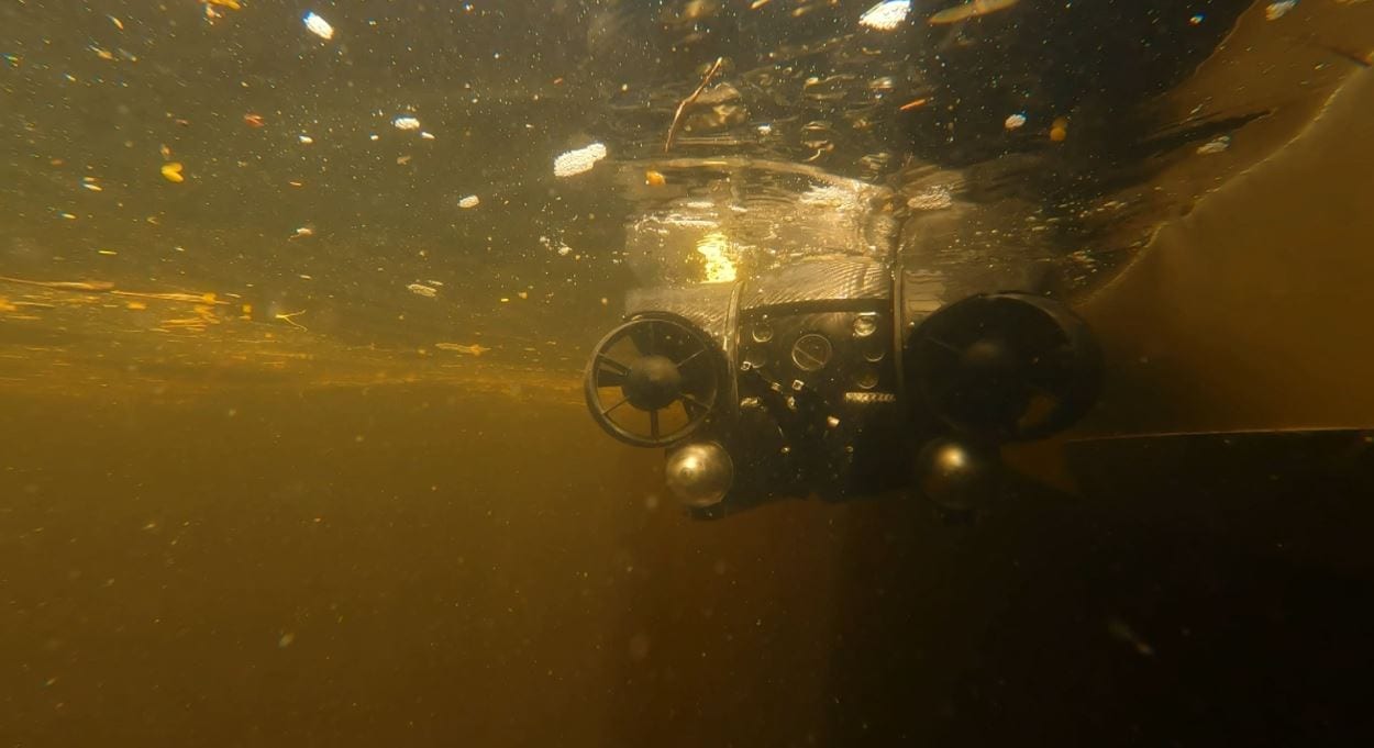 Grâce à ce petit sous-marin téléguidé, l'équipe de Philippe Archambault peut prendre des images sous l'eau.