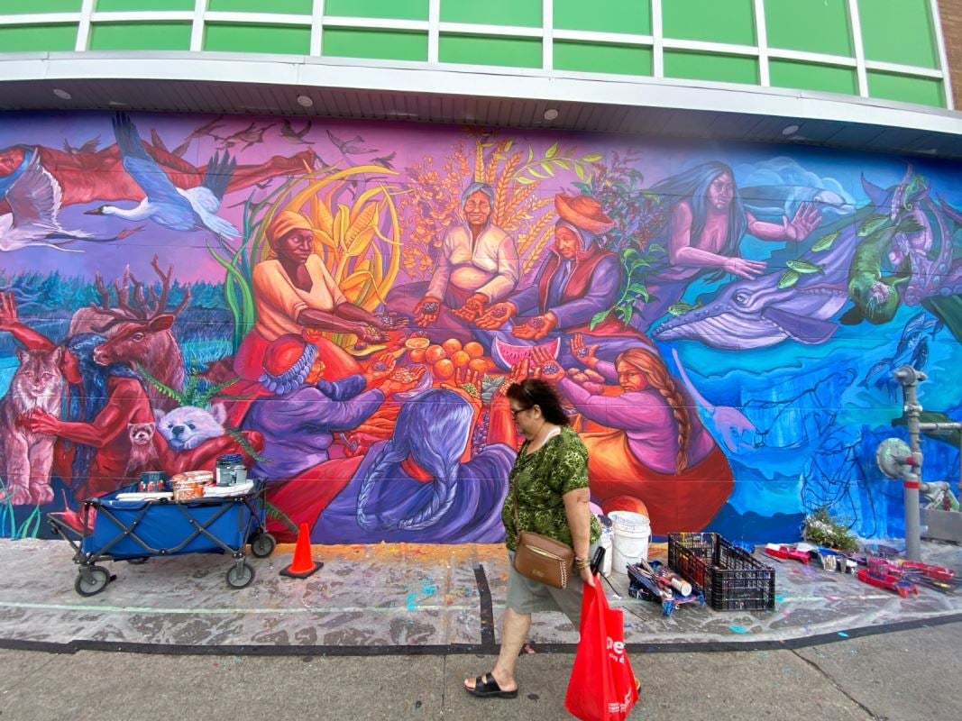 Detalles del mural Guardianas de las semillas del colectivo argentino Nereidas R., en el barrio latino de Montreal.