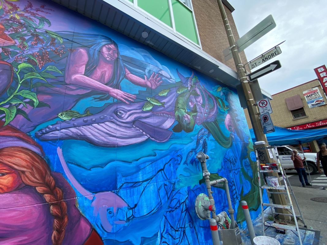 Detalles del mural Guardianas de las semillas del colectivo argentino Nereidas R., en el barrio latino de Montreal.