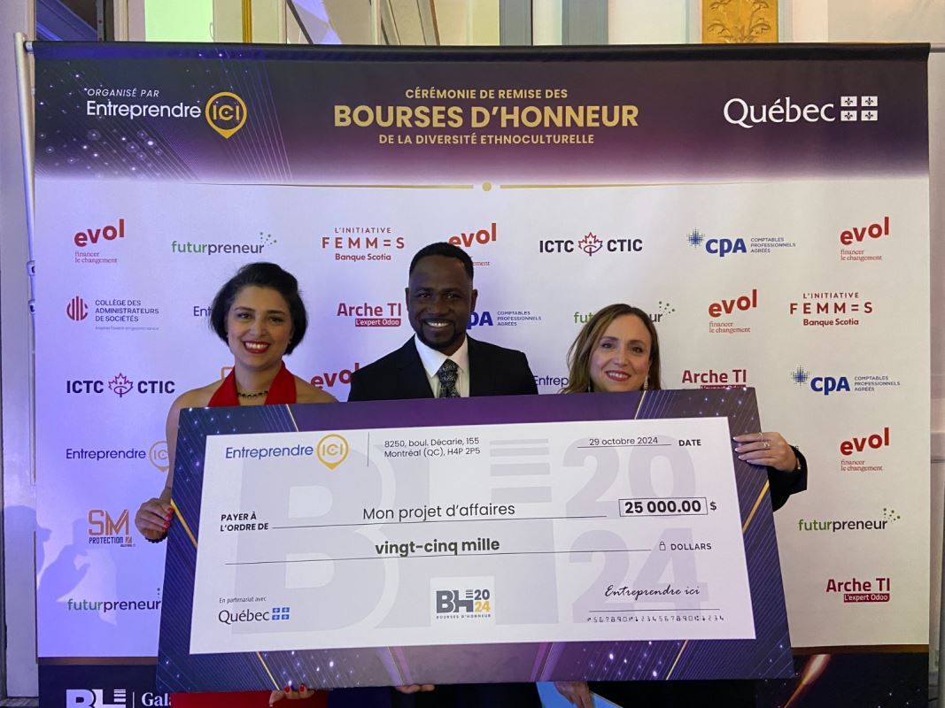 Un homme et deux femmes devant une affiche. رجل وامرأتان أمام ملصق.