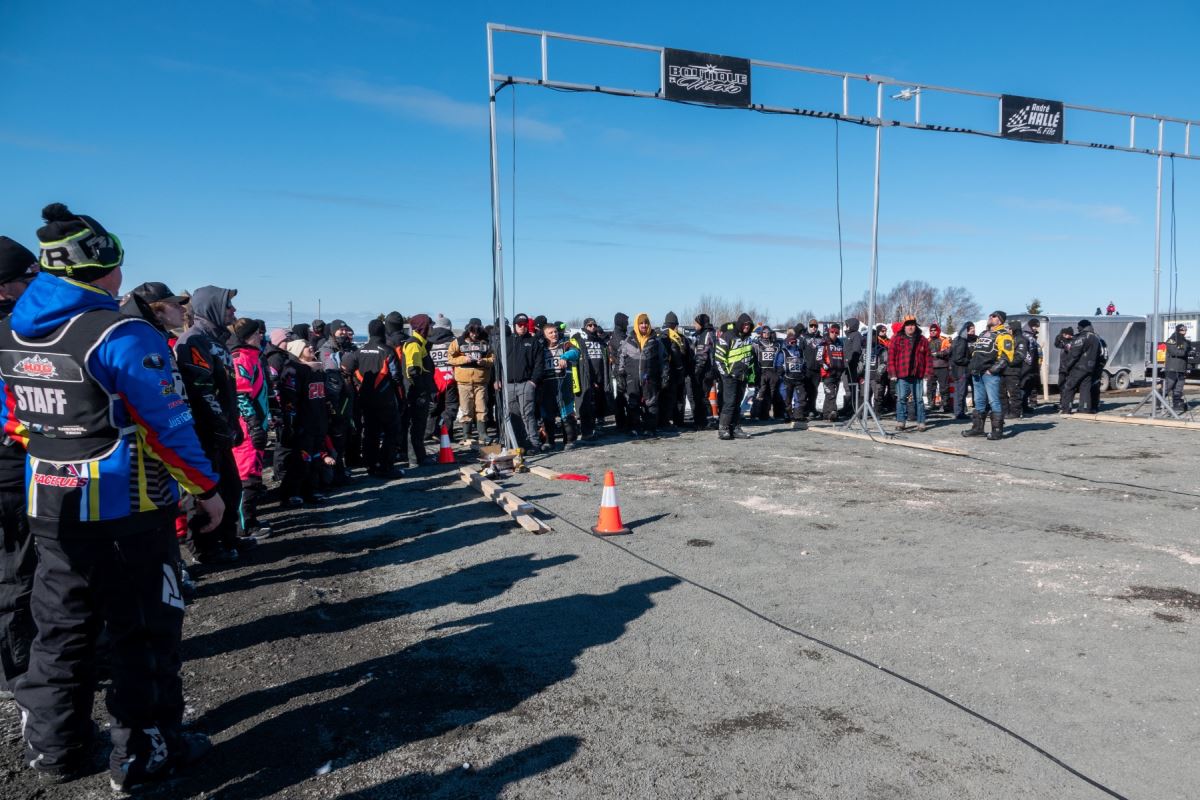 Des gens rassemblés à la ligne de départ.