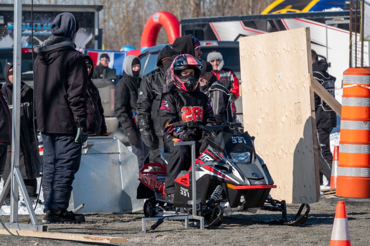 Un enfant sur une motoneige.