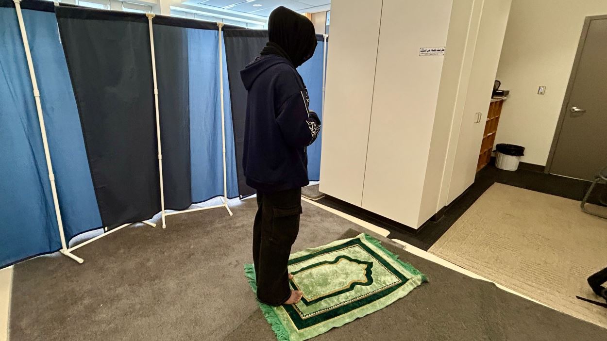 Une étudiante de l’Université Laurentienne, en prière dans l’espace dédié aux femmes.