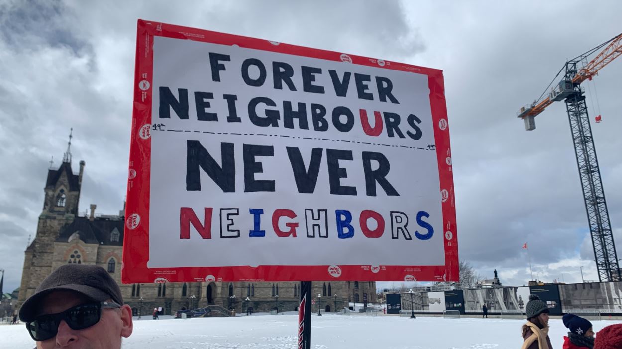 Une personne brandit une pancarte.