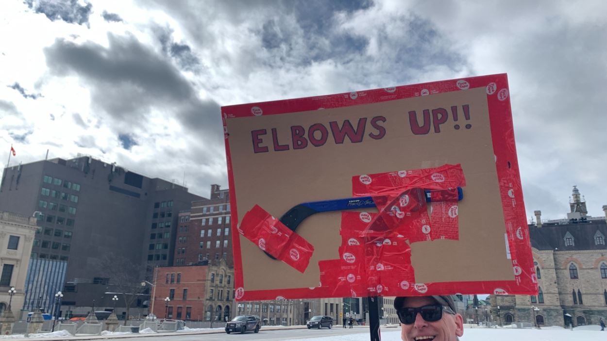 Une personne brandissant une pancarte.