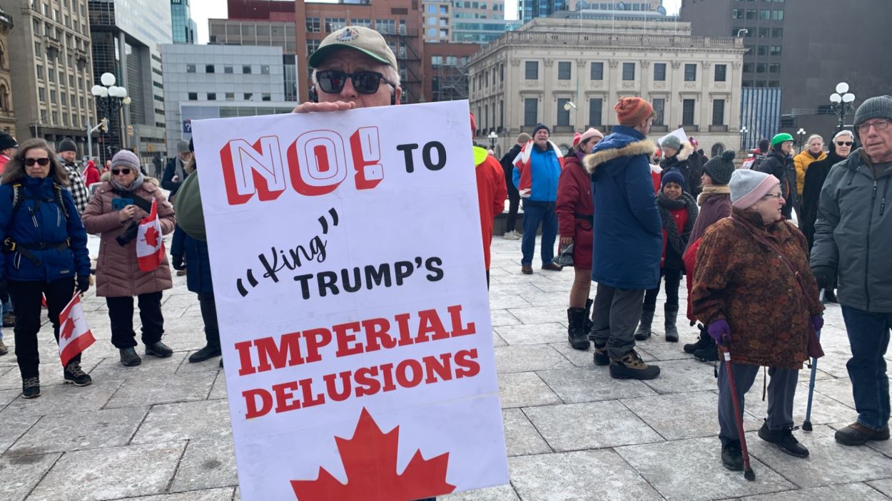 Une personne brandit une pancarte.